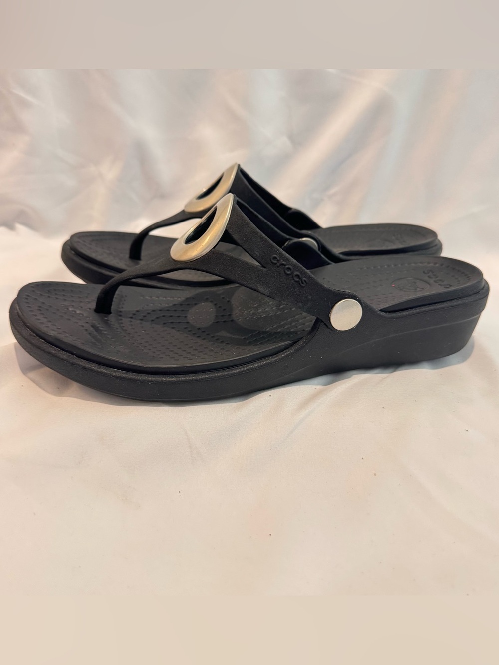 Crocs Sanrah Beveled Circle Wedge Flip Sandal Womens Size 8 Black Silver EUC - Picture 3 of 6